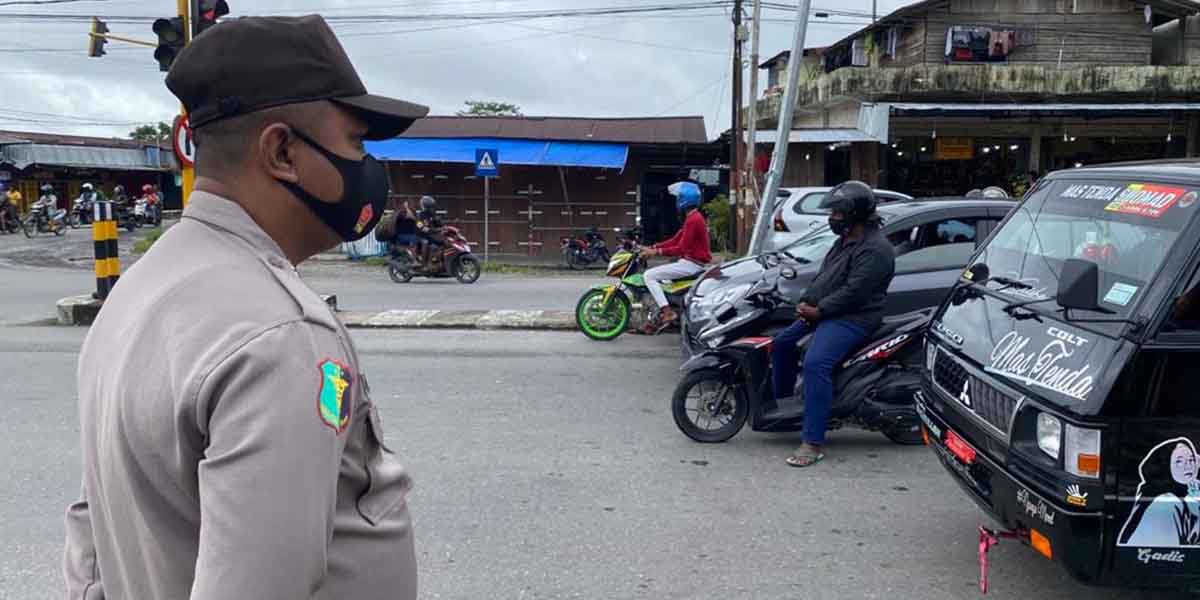 polisi-bikin-strong-point-di-lampu-merah-timika